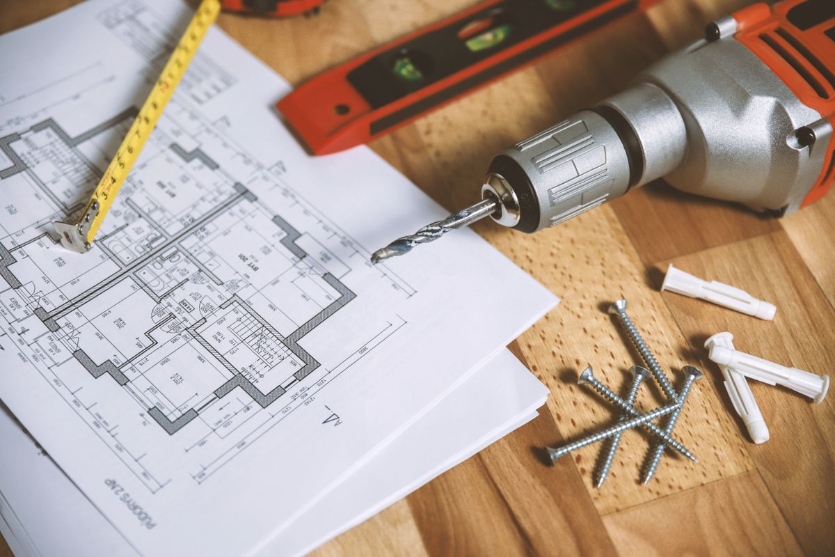Engenheiro e arquiteto analisando plantas em escritório em Blumenau