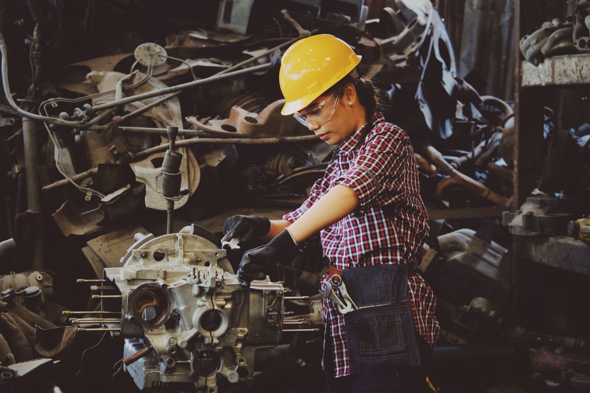 Linha de produção industrial em Blumenau com maquinário moderno