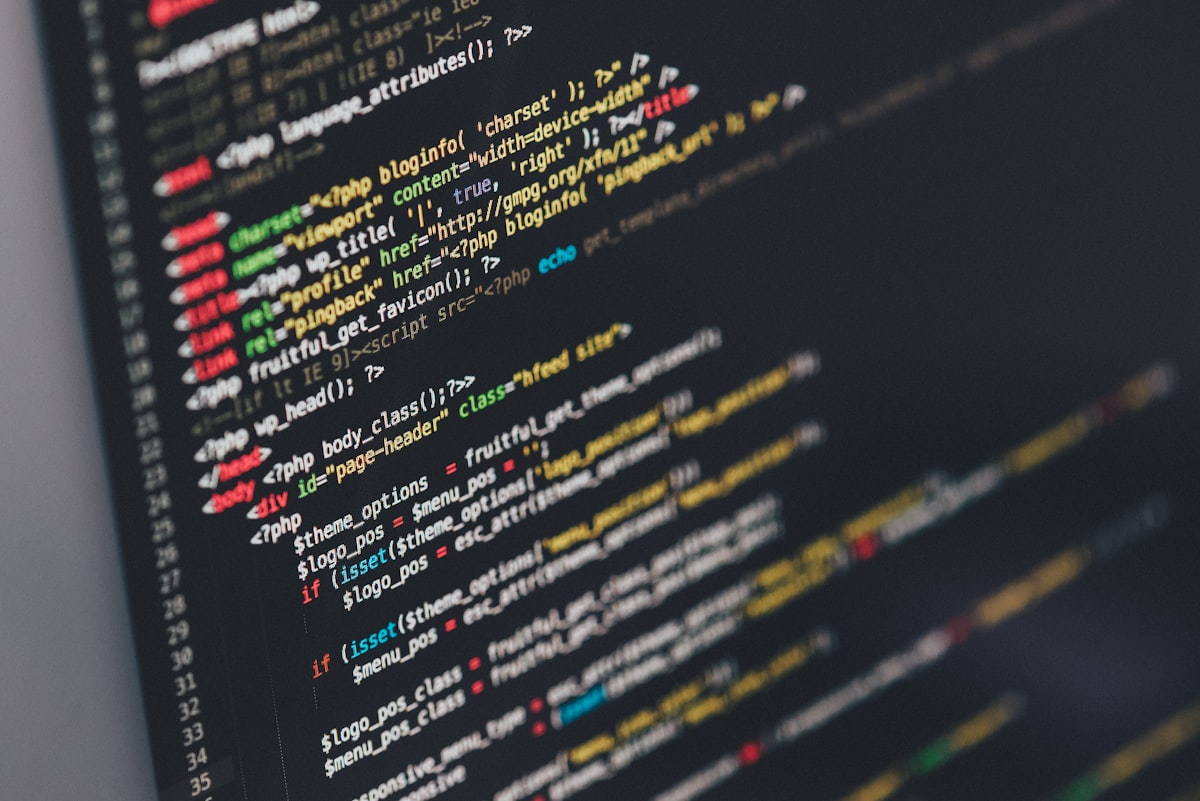 Programador em empresa de tecnologia em Blumenau trabalhando no computador