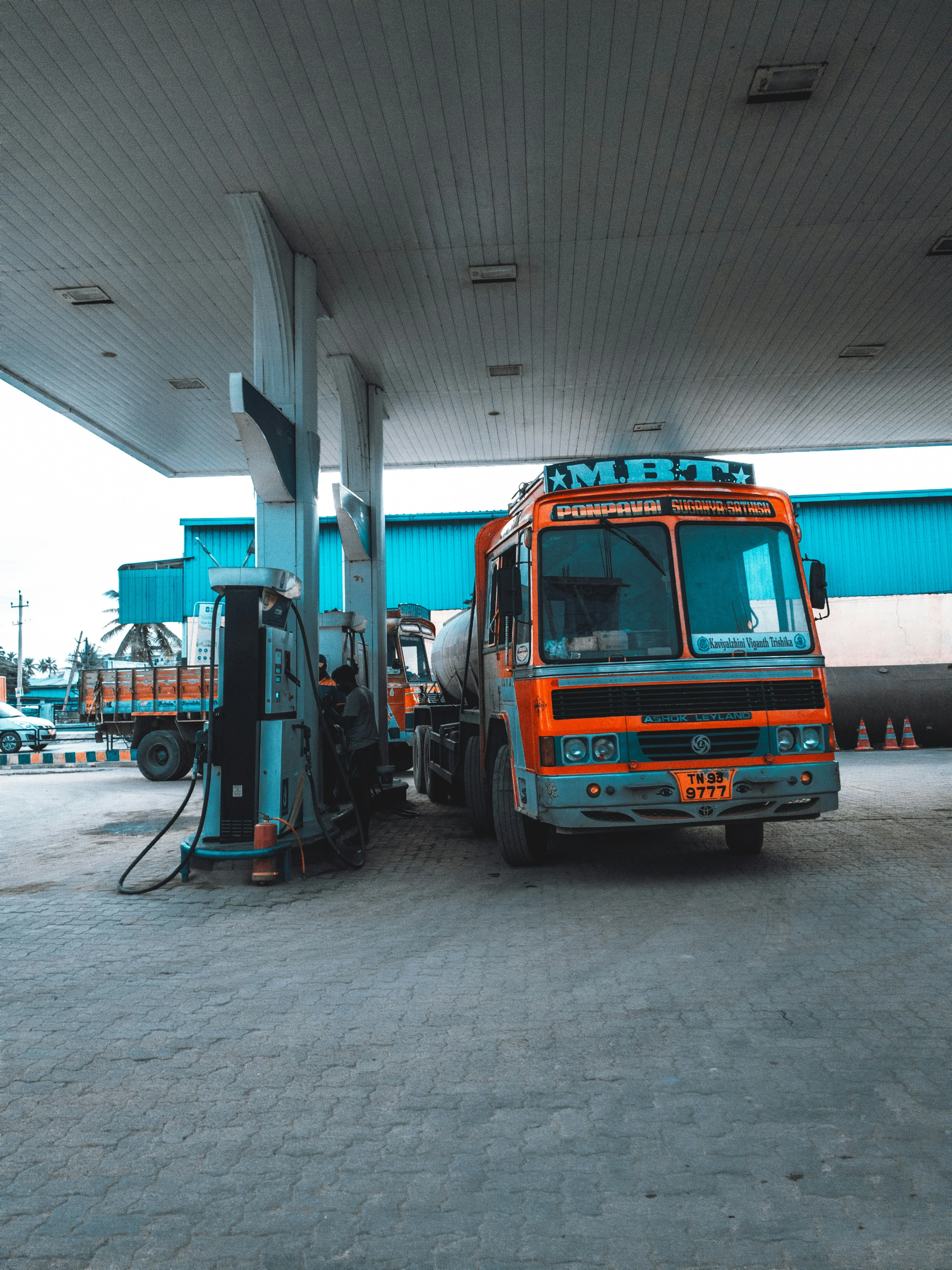 Caminhão em posto de combustível — crédito de ICMS do diesel para transportadoras catarinenses