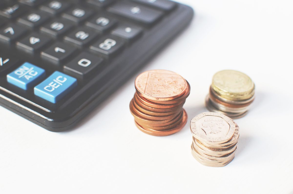 Calculadora e moedas — cálculo de custos e taxas de abertura de empresa