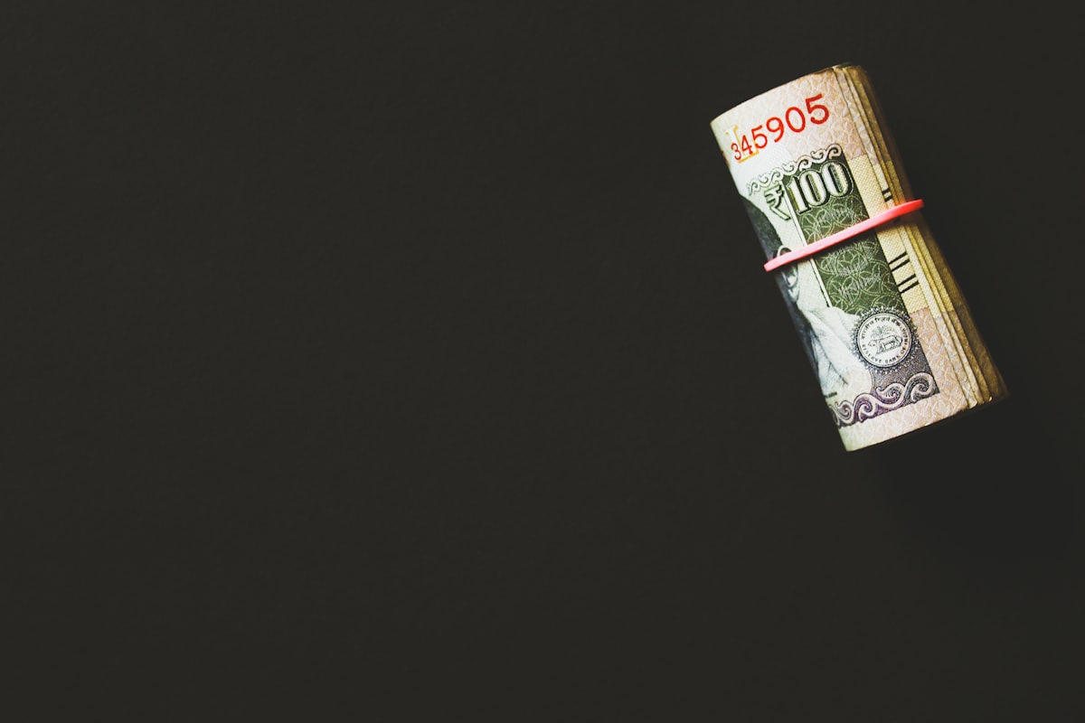 Empresário analisando resultados financeiros e lucros da empresa