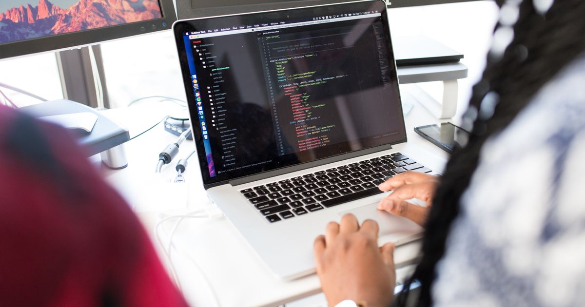 Desenvolvedor trabalhando em exportação de software para o exterior — tributação zero em PIS, COFINS e ISS