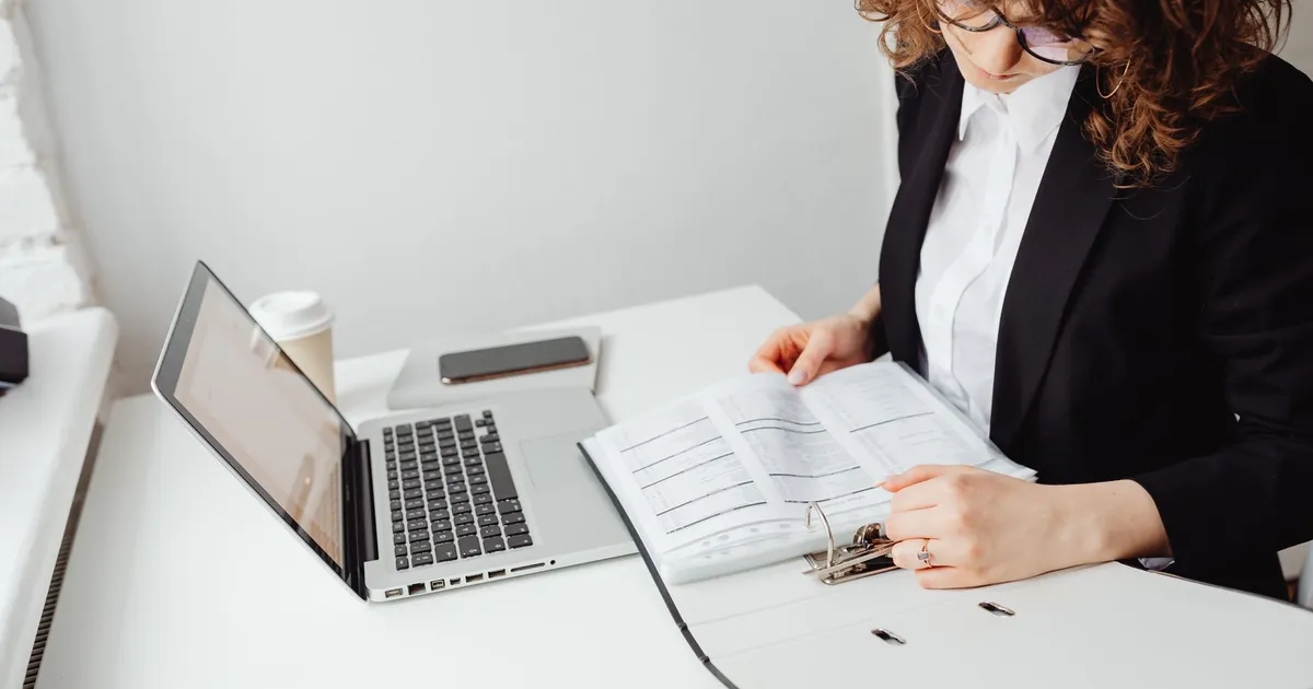 Gestor e profissional de recursos humanos analisando novas escalas de trabalho em escritório moderno