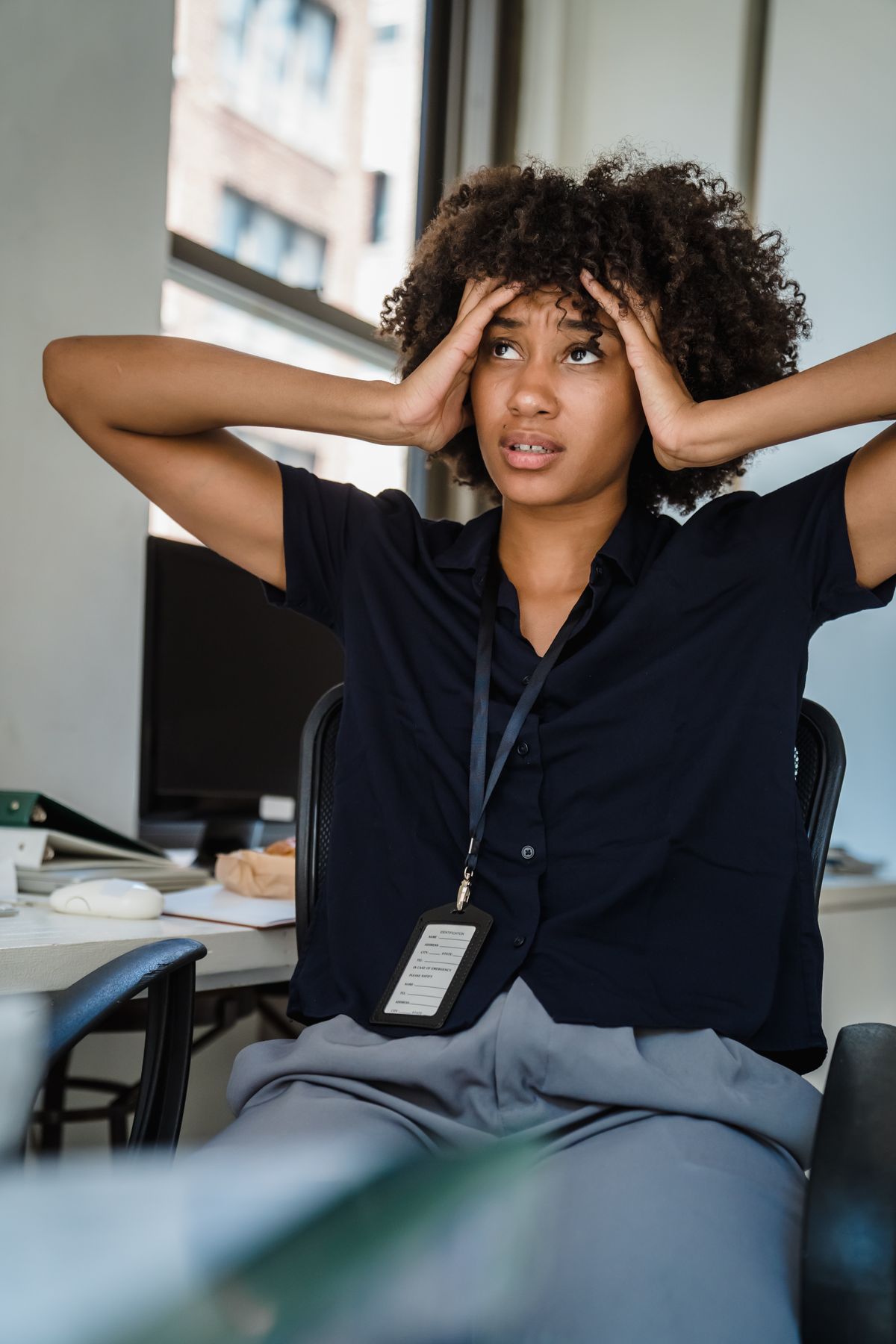 Trabalhadora sobrecarregada em escritório — riscos psicossociais no ambiente de trabalho