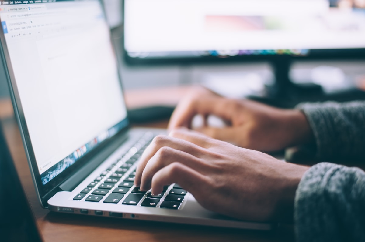 Empreendedor analisando planilha no computador — Simples Nacional 2026
