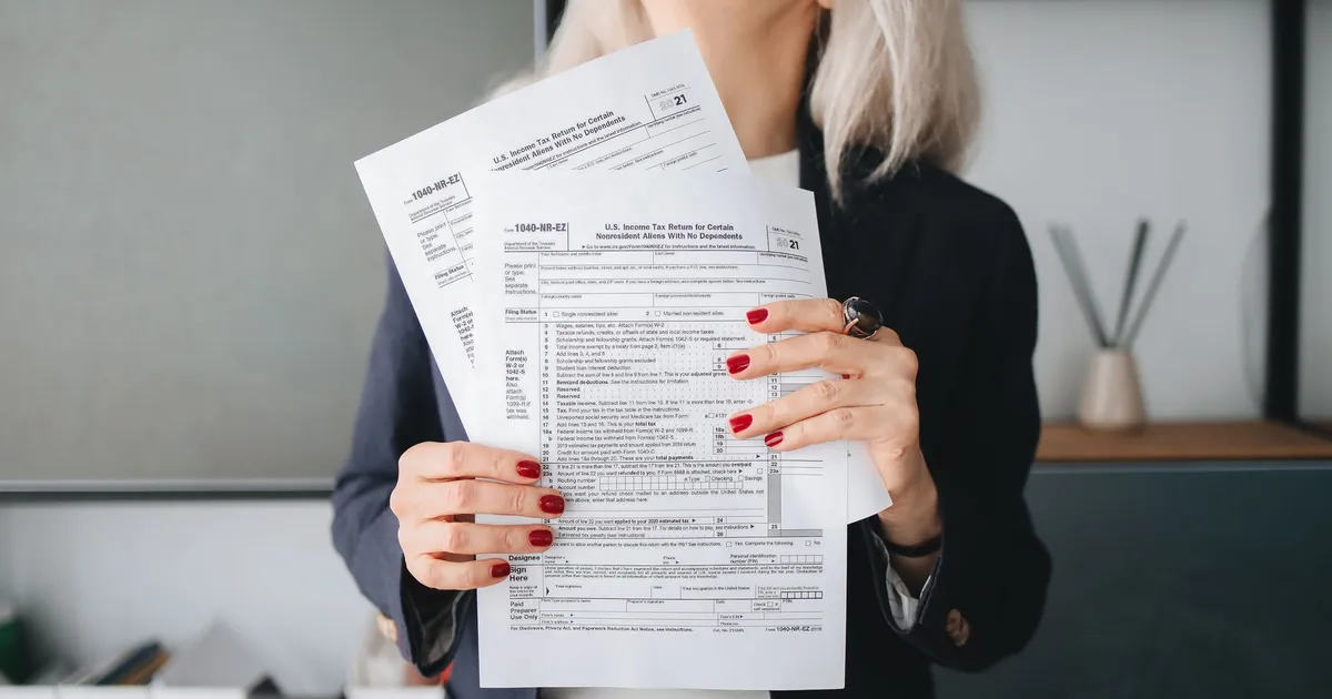 Empresária analisando documentos fiscais e regras do Simples Nacional em escritório em Blumenau