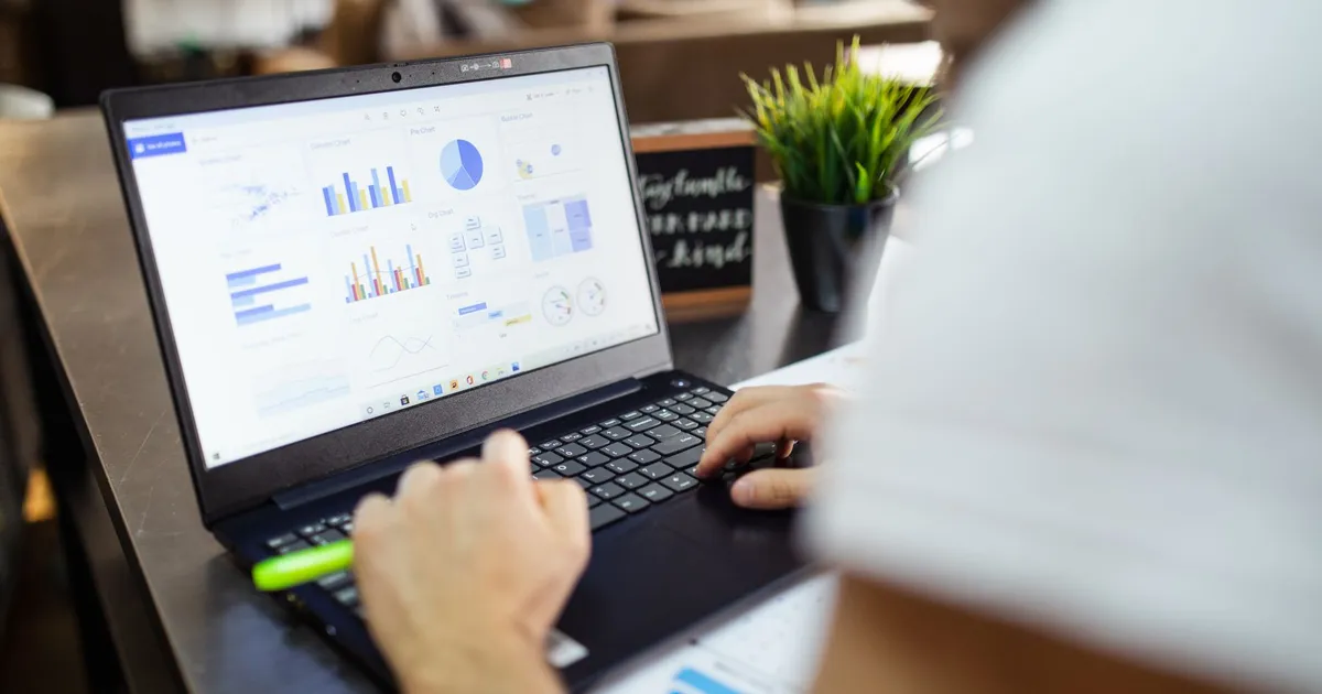 Empresário em Blumenau analisando documentos fiscais no computador corporativo